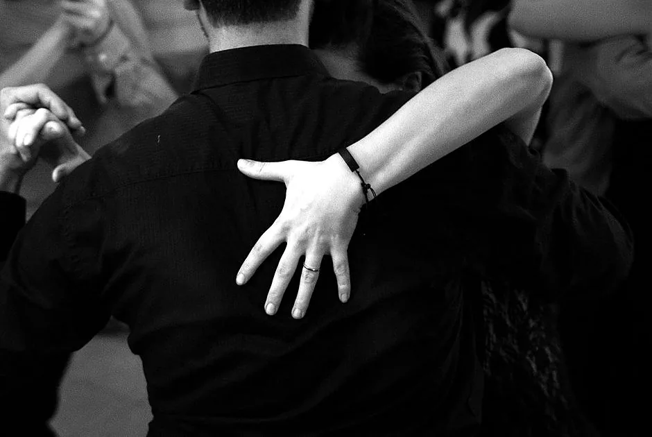Abrazo de tango argentino en una clase por niveles en Valencia