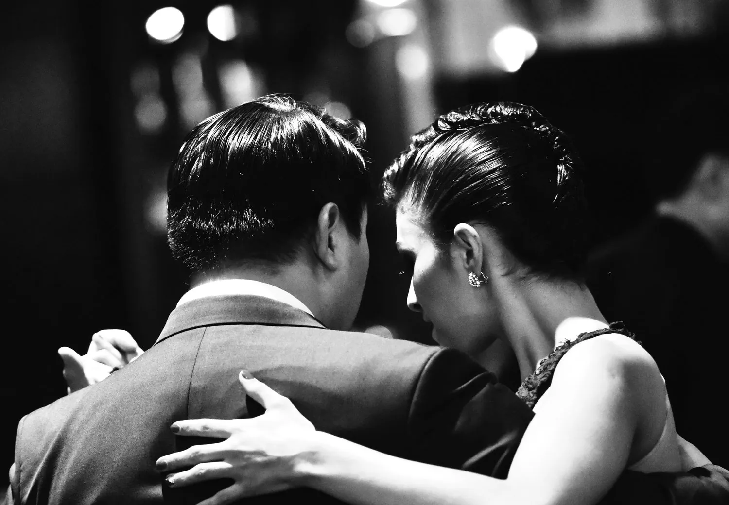 Pareja bailando tango: preparación del baile de boda en Valencia